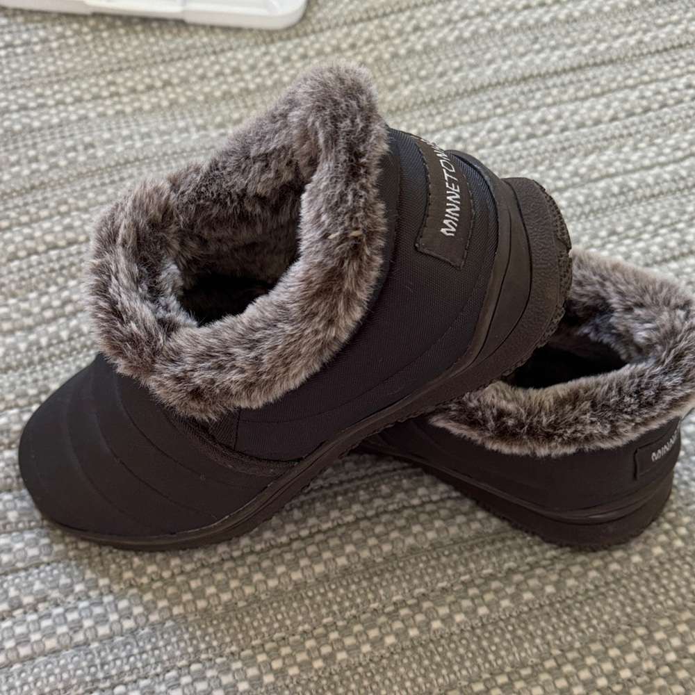 Minnetonka Black Slip on boots with Plush Fur repels water. Like new.